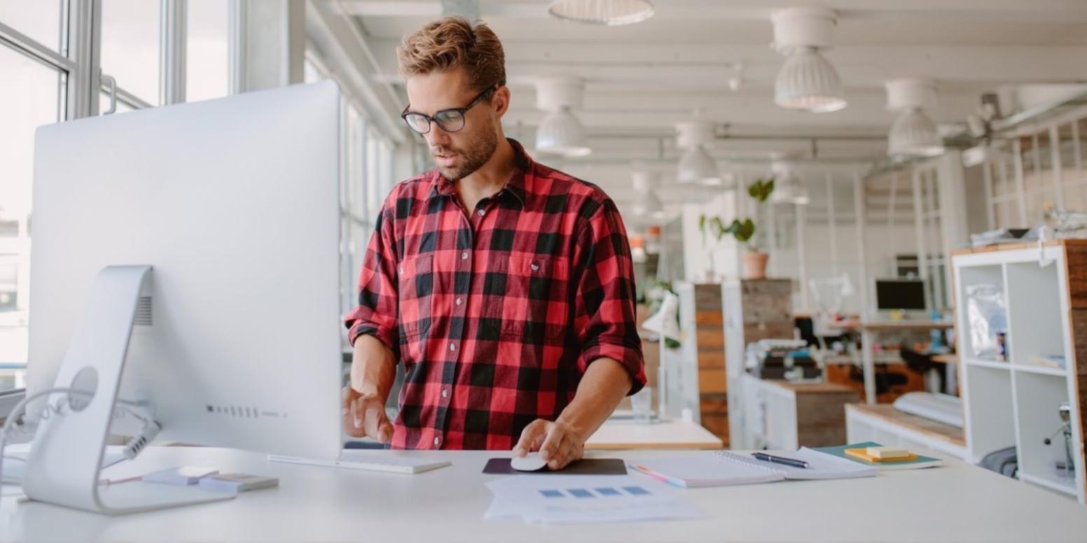 Sesión de trabajo colaborativo en diseño vectorial online